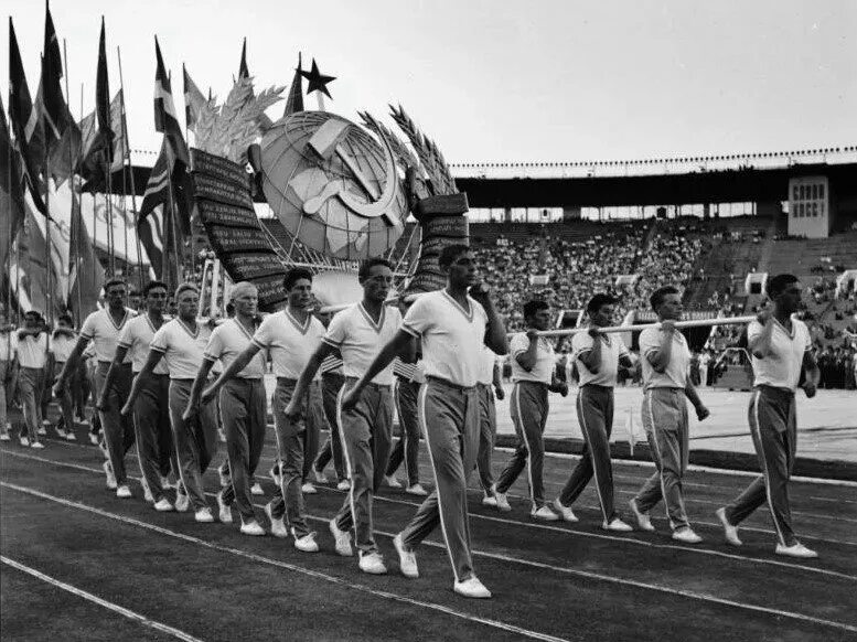 Спорт в послевоенное время. Всесоюзный комплекс ГТО 1931. ГТО СССР 30е. Спорт в 1920-е годы в СССР. ГТО СССР 1931.