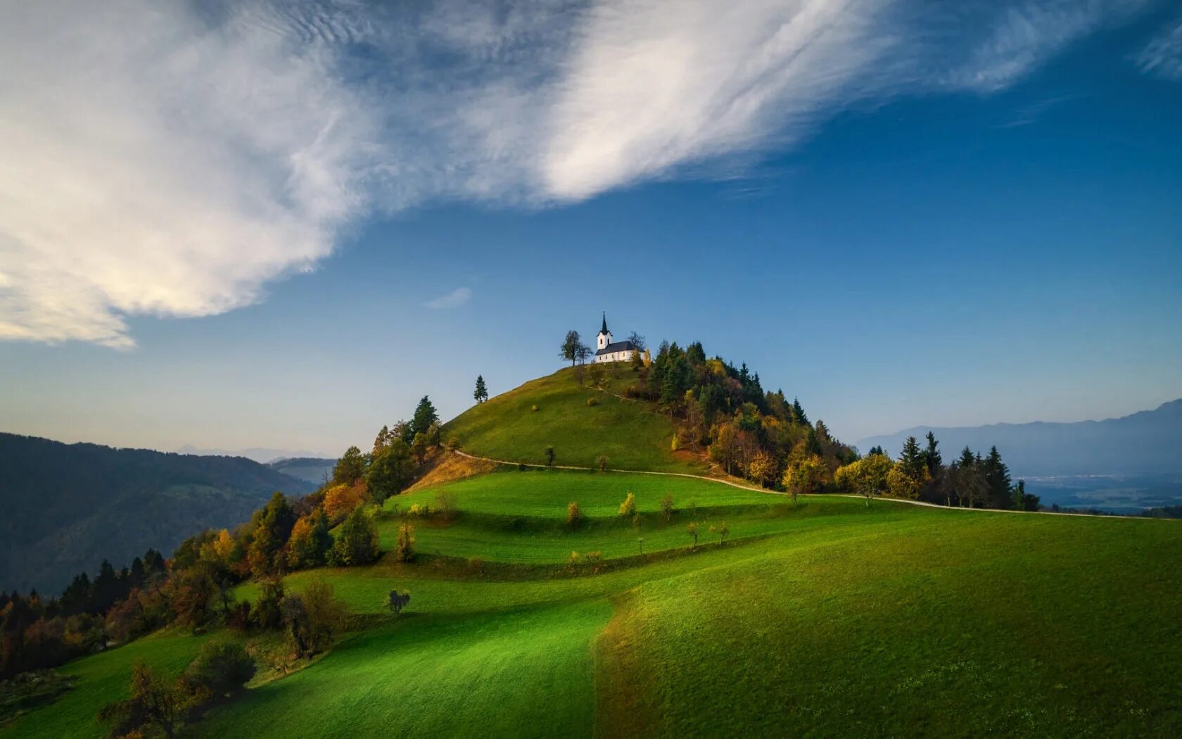 Невысоком холме. Пейзаж,холмы,Церковь Моравия. Словения Церковь на Холме. Холм. Холмы Финляндии.