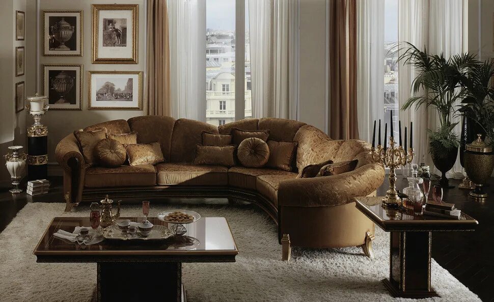 Классическая мебель в интерьере. Гостиная с коричневым диваном. Диван в классическом интерьере. Гостиная в золотистом цвете.