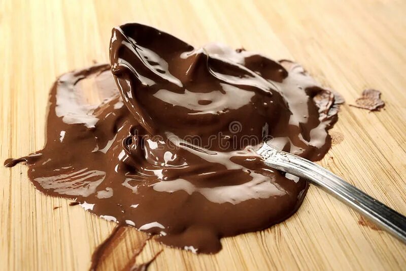 Растаявший шоколад. Подтаявший шоколад. Растаявшая шоколадка. Растопленный шоколад на солнце.