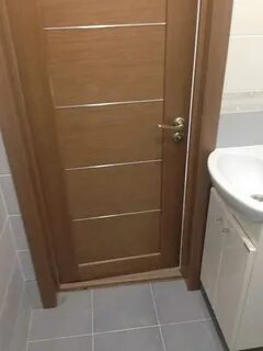 Дверь в ванную комнату с коробкой
