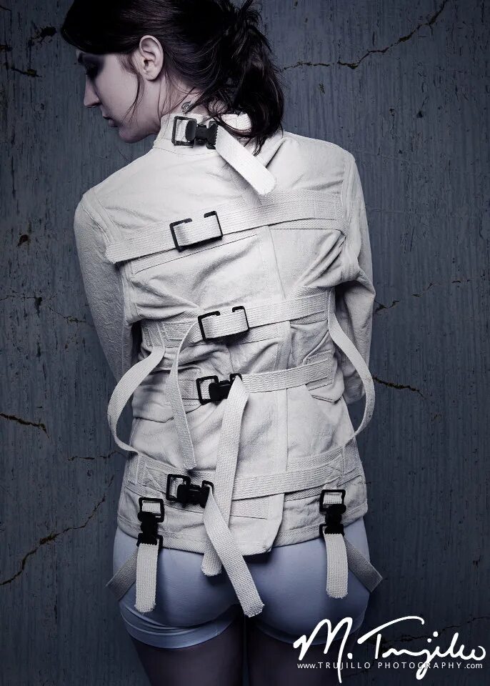 Смирительная рубашка спереди. Смирительная рубашка. Смирительная рубашка straight jacket girl. Смирительная рубашка женская. Смирительная рубашка для ног.