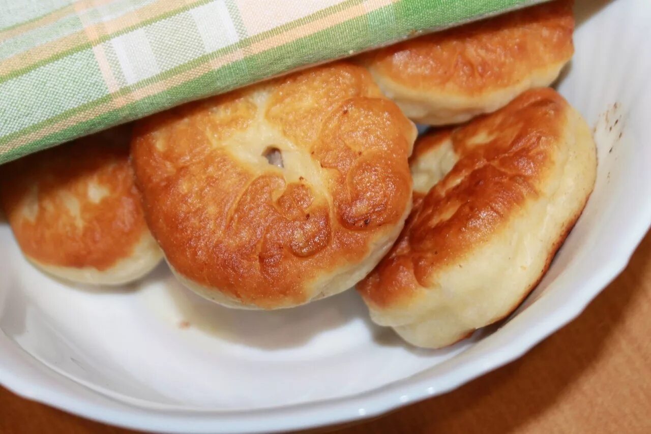 Беляши с сухими дрожжами мясом на сковороде. Беляши. Беляши из дрожжевого теста. Беляши в духовке. Сочный беляш.