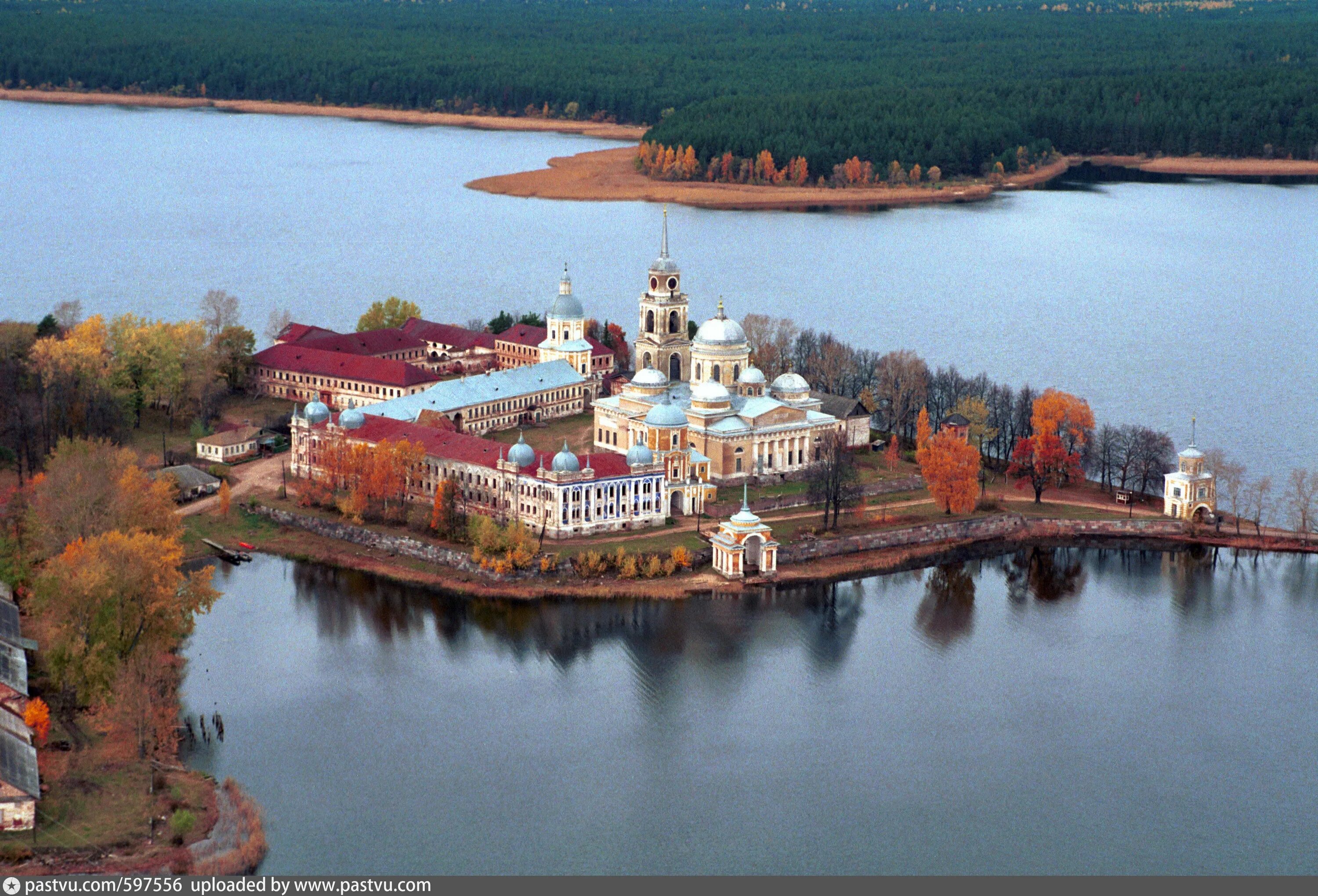 Селигер нило столобенская пустынь. Монастырь нило-столобенская пустынь. Монастырь на селигере. Нило-столобенская пустынь осташков. Нило-столобенская пустынь на озере селигер.