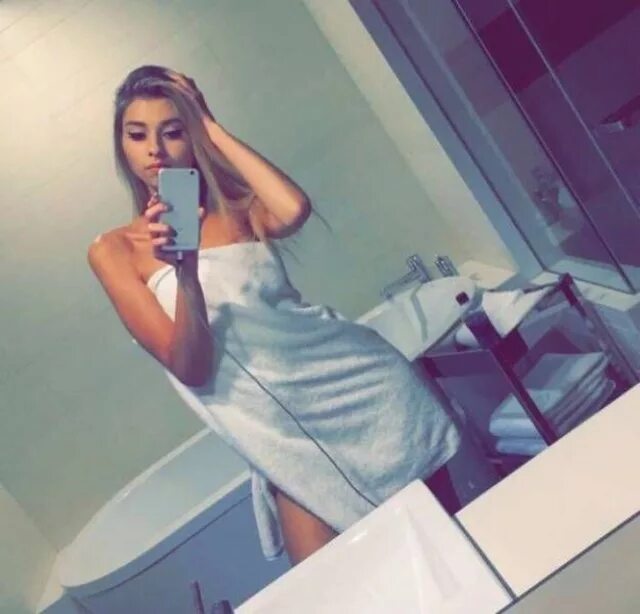 Фото девушек в ванной в зеркале. Девушка в полотенце селфи. селфи в ванной в полотенце. блондинка в полотенце селфи. красивые селфи девушек в полотенце.