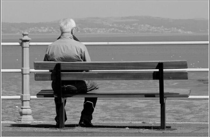Старик сидит спиной. Одинокий мужчина. Одинокий старик у моря. Старики на скамейке спиной.