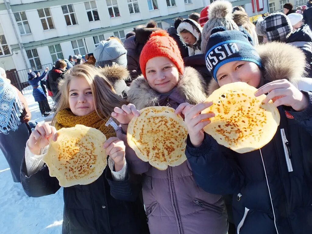 Где на масленицу бесплатные блины в москве. Угощения на Масленицу. Угощение блинами на Масленицу. Детям о Масленице. Раздача блинов на Масленицу.