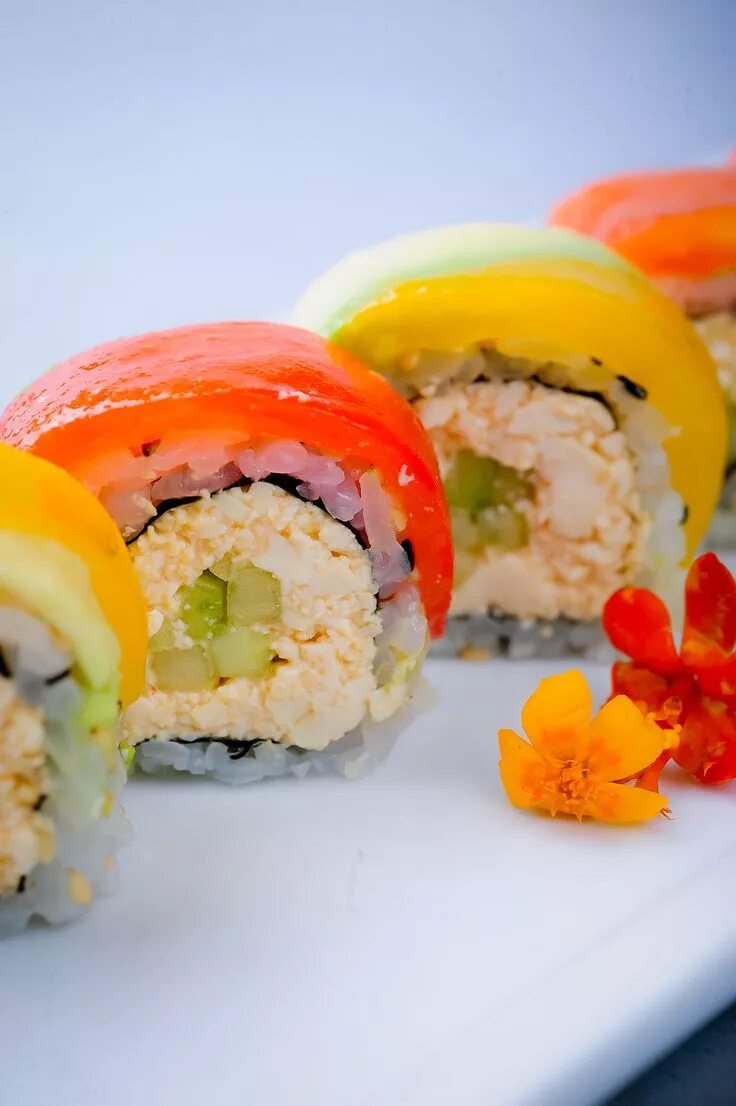 Rainbow Roll sushi. Кабуки роллы. Веджи ролл. Ролл Радуга Хатимаки.