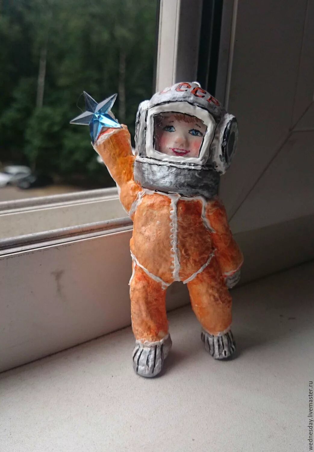 Шлем космонавта из папье маше. Игрушка космонавт в скафандре. Поделка космонавт. Елочная игрушка «космонавт». Космонавт из ваты игрушка.