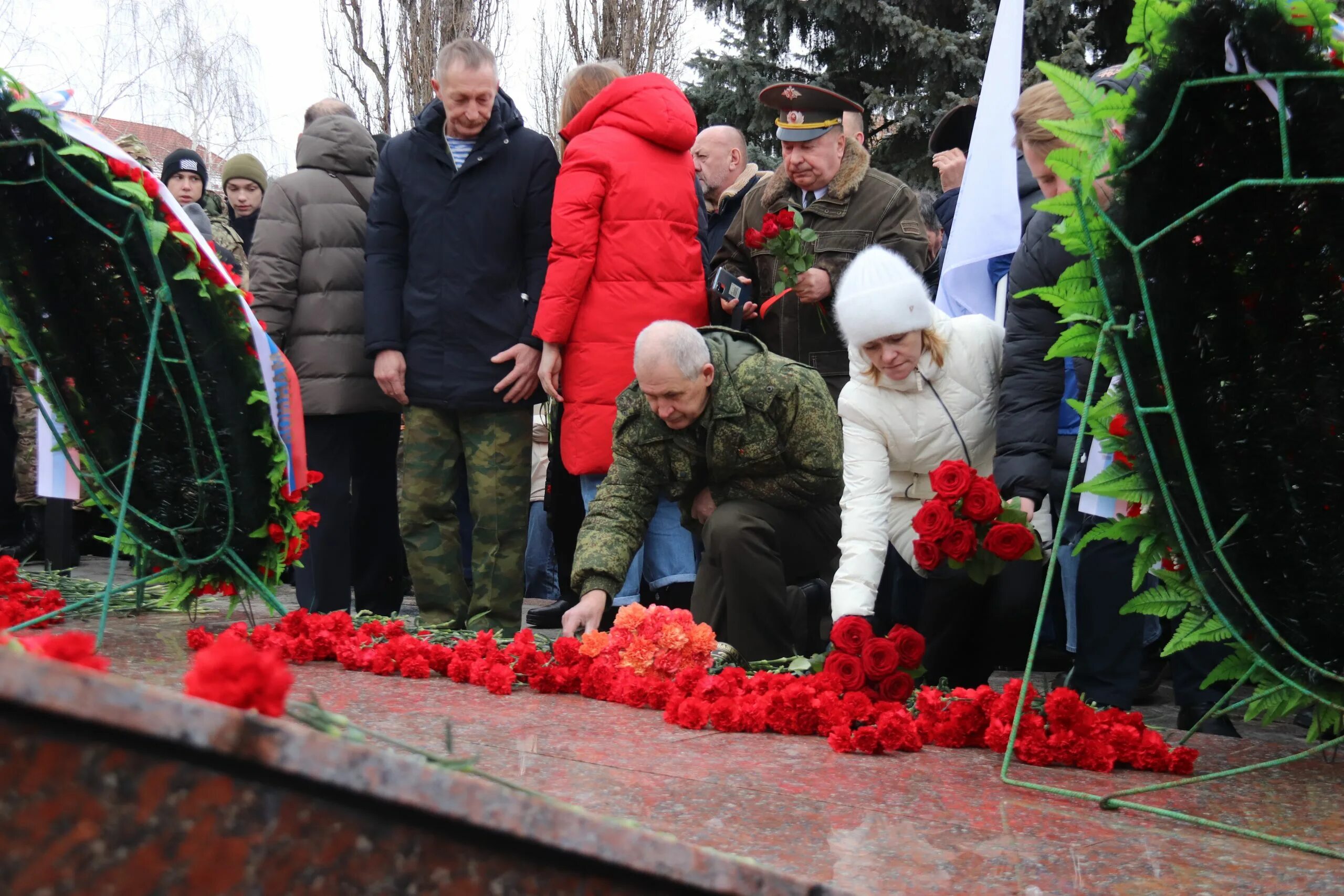 Возложение цветов 15 февраля. Торжественное возложение цветов к памятнику Скорбящий воин. Скорбящая мать памятник. Скорбим по погибшим воинам.