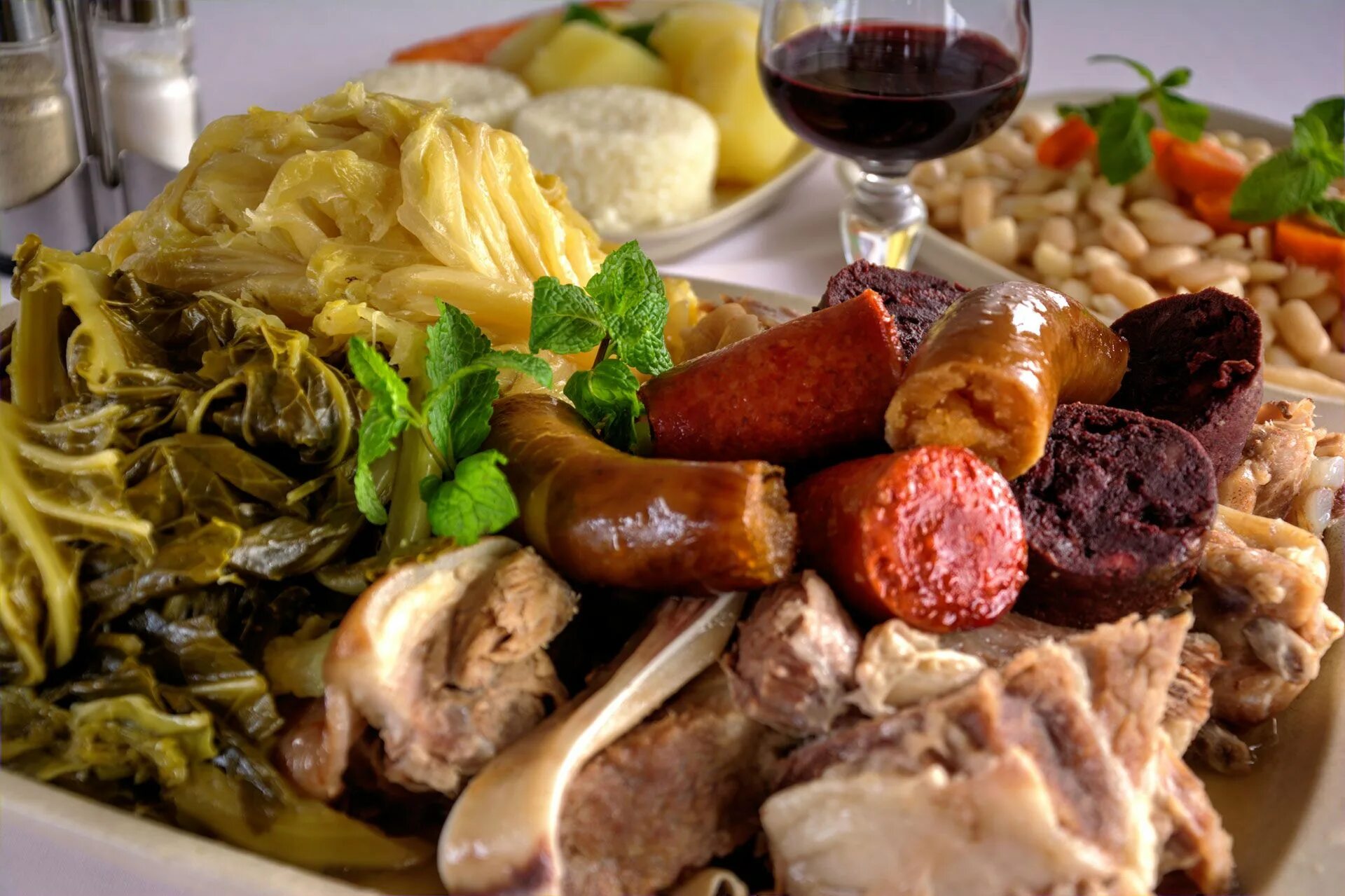 Попробовать местную кухню