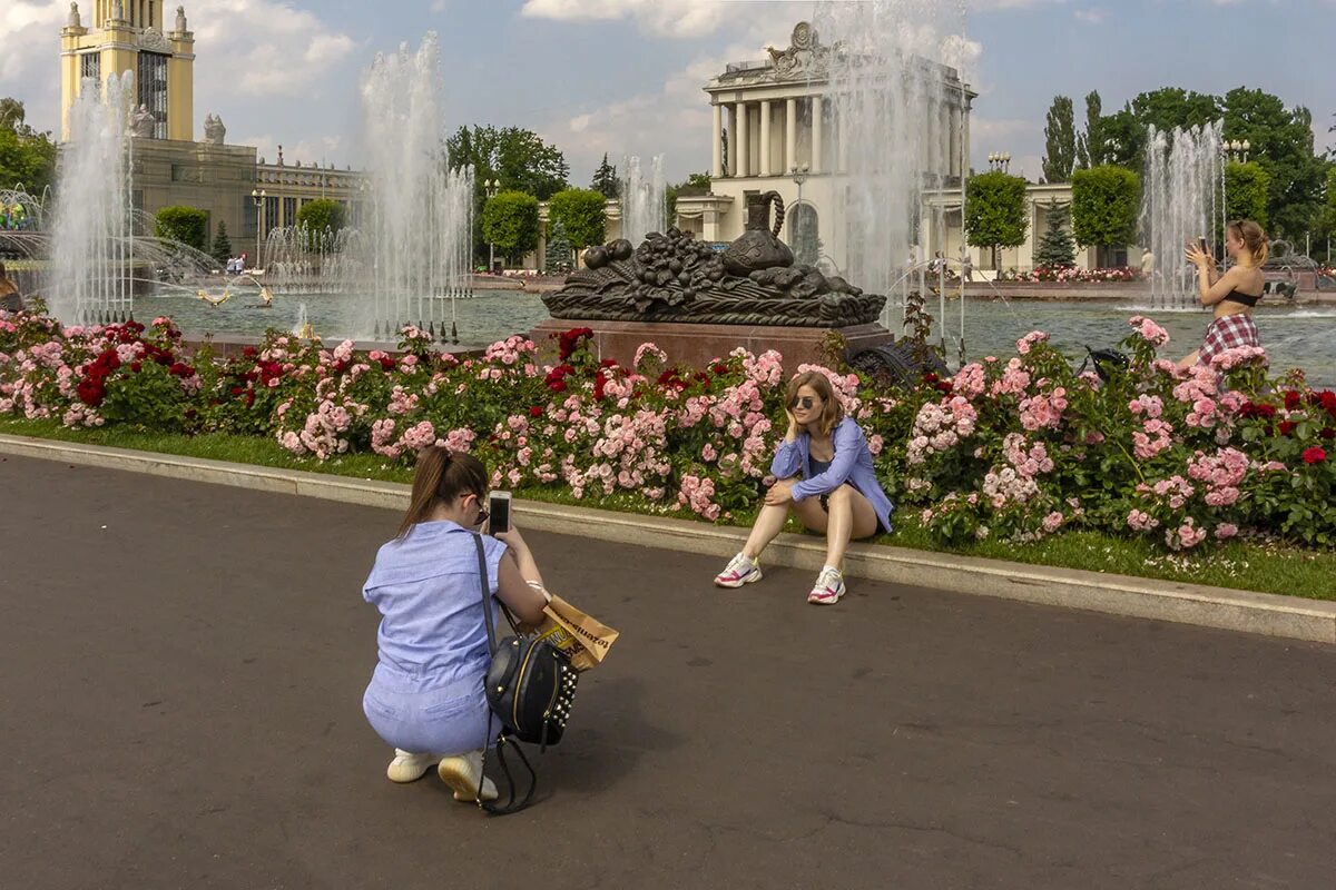 Пензенская область на вднх. ВДНХ Липецк. Девочки на ВДНХ. Фотосессия на ВДНХ летом. Девушки на ВДНХ летом.