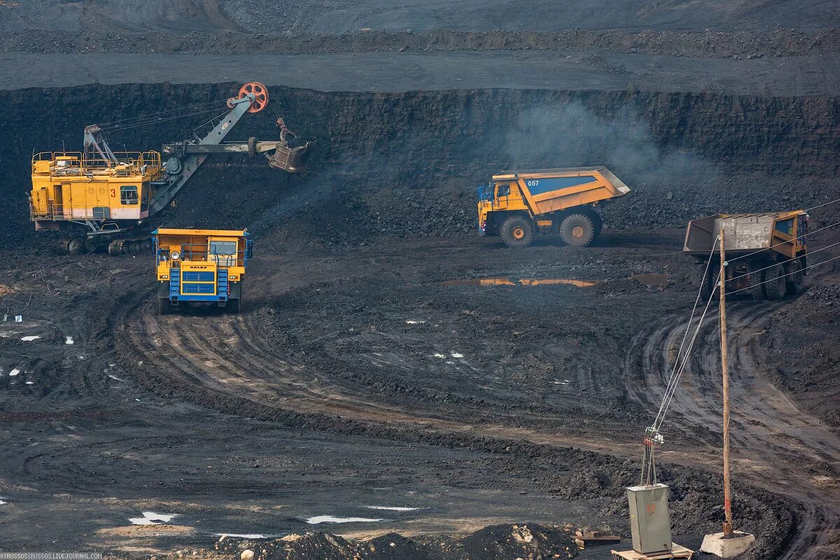 угольные разрезы кузбасса. кемеровская область добыча. новокузнецкий угольный разрез. карьер угольный в кузбассе. кемеровская область добыча.