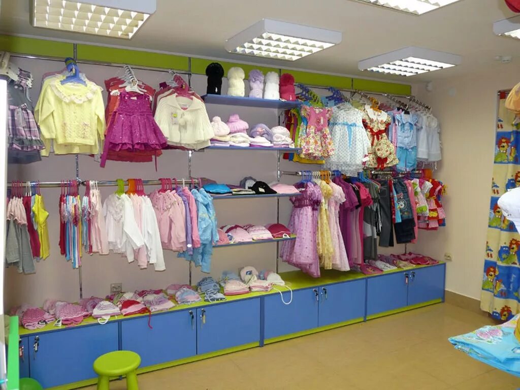 Детские магазины в екатеринбурге. Детский отдел одежды. Детский магазин. Оборудование для детских магазинов одежды. Красивый магазин детской одежды.