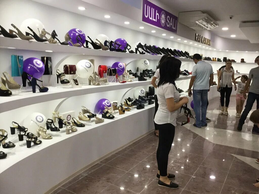 Одежда в ереване. Обувной магазин Sali Ереван. Sali обувь Армения. Обувные магазины в Ереване. Ереван магазины.