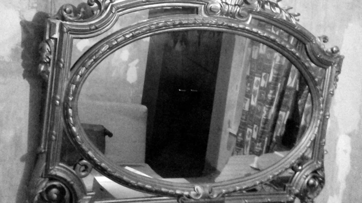 Зеркало. Занавешенное зеркало. Завешенное зеркало в доме. Сколько держать закрытыми зеркала