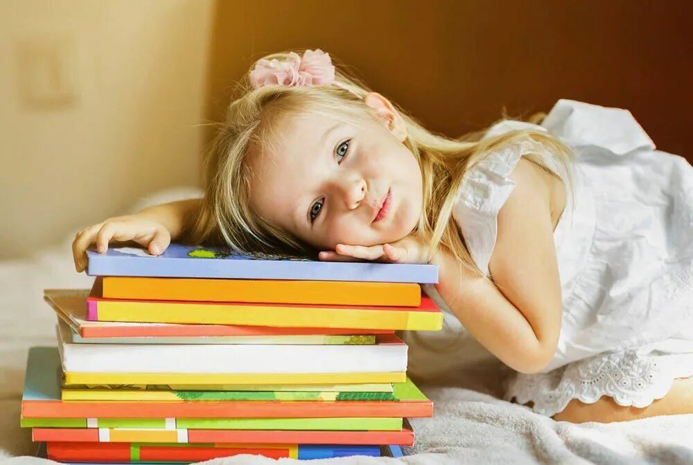 Девочка с книжкой. Как удивить детей книгой. Любопытный ребенок. Книга для девочек. Как удивить детей книгой.