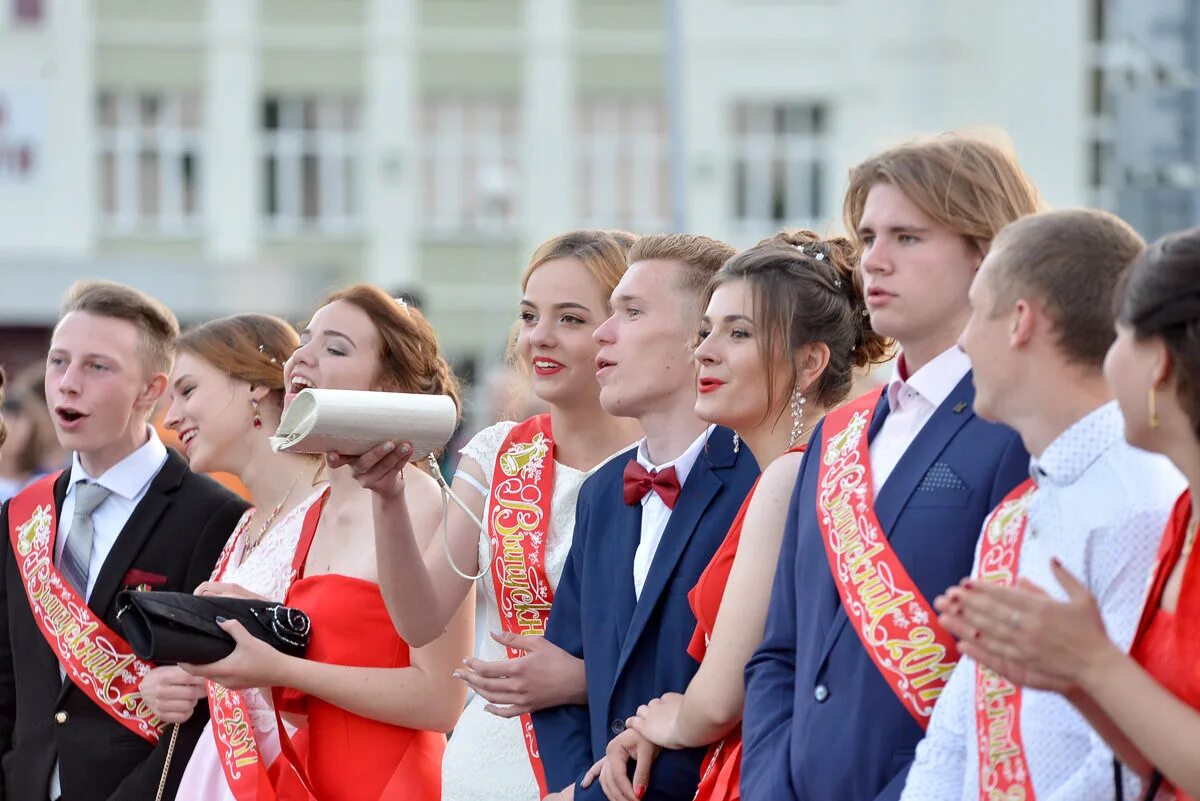 Выпускники школ видео. Выпускной. Школьный выпускной. Выпускники школы. Счастливые выпускники.