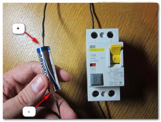 Как проверить УЗО на работоспособность. Тестирование УЗО. Проверить УЗО батарейкой. Как проверить автомат на работоспособность. Как проверить автоматический выключатель