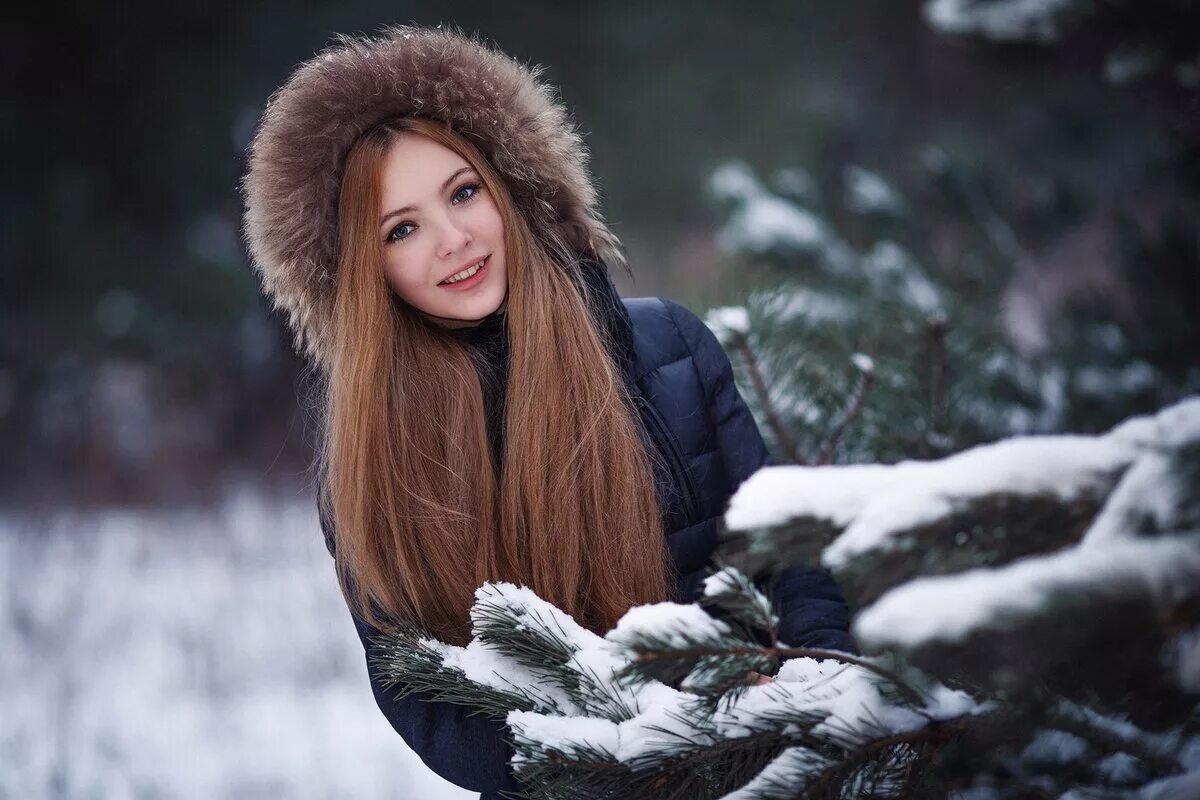 Девушка зима. Девушка зимой. Девушка в зимнем лесу. Девушка зимой в лесу