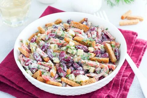Салат с копченой курицей фасолью и сыром