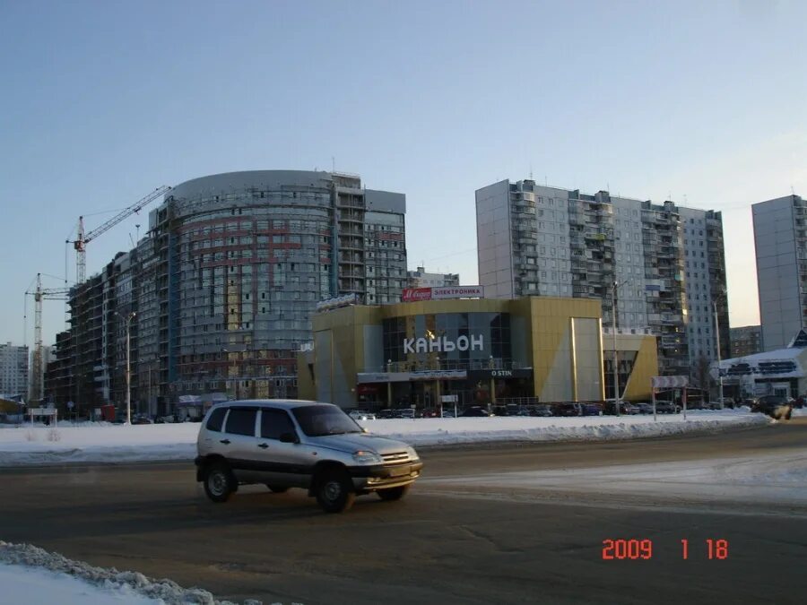 ТЦ каньон Нижневартовск. Нижневартовск 2000 год фото. Улица Ленина Нижневартовск.