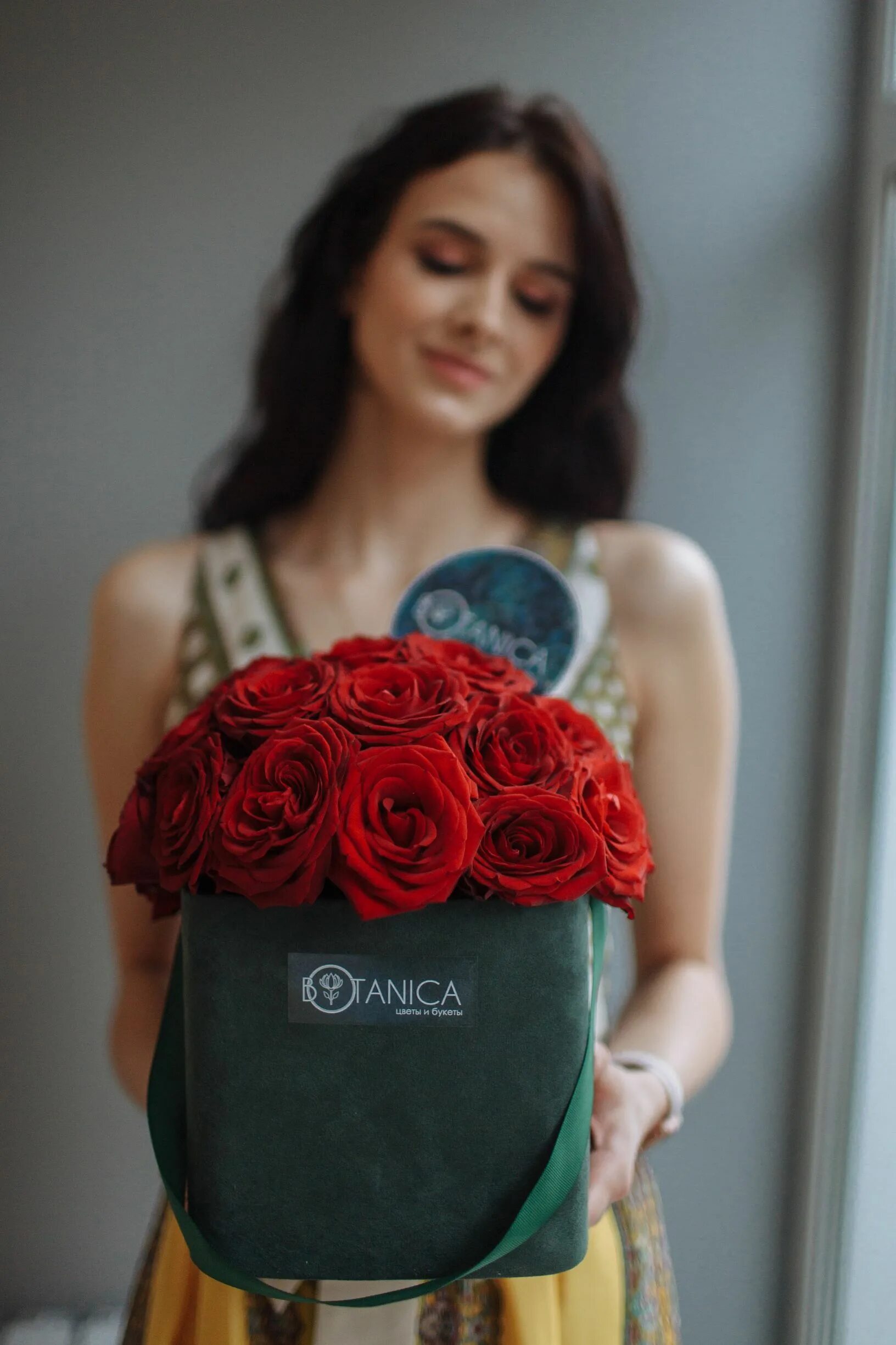 цветочный ярославль. цветковы ярославль. цветы ярославль букеты. магазин ботаник нижний новгород. девушка держит вазу с цветами.
