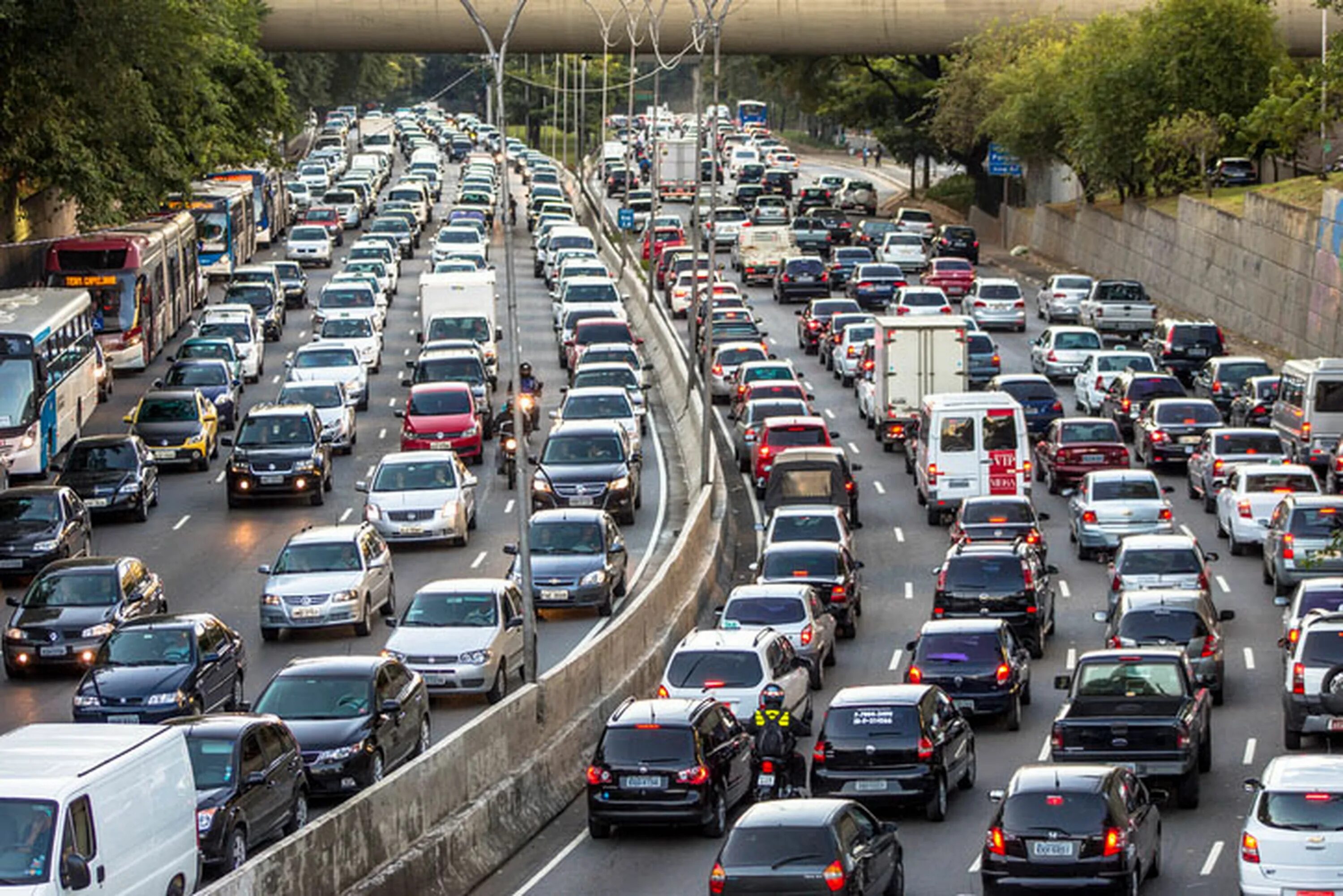 Traffic picture. Автомобили в пробке. Машины стоят в пробке. Автомобильный затор. Трафик машин.