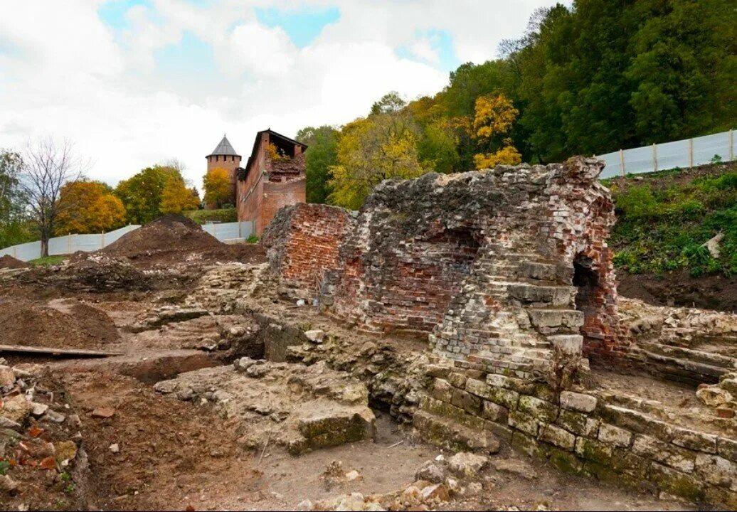 Разрушать нижний новгород. Зачатевскаябашня Нижегородского Кремля. Затачьевская башняя Нижегоодского Кремля. Зачатская башня Нижегородском Кремле. Руины Зачатьевской башни Нижегородского Кремля.