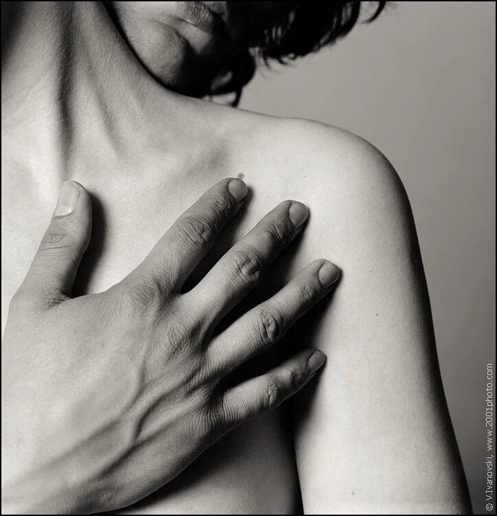 ногтями по спине мужчины. рука мужчины на спине женщины. страсть спина. рука мужчины на спине женщины. мужские руки на женском теле.