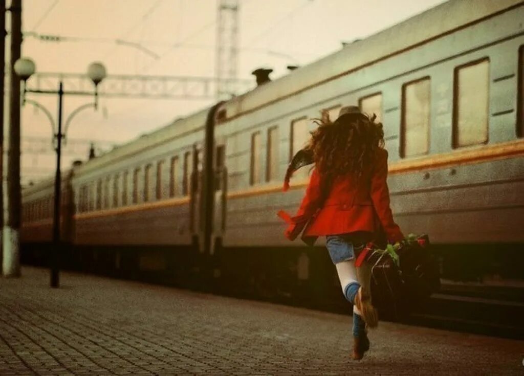 Девушка бежит за поездом. Уходящий поезд. Поезд ушел. Девушка опоздала на поезд.