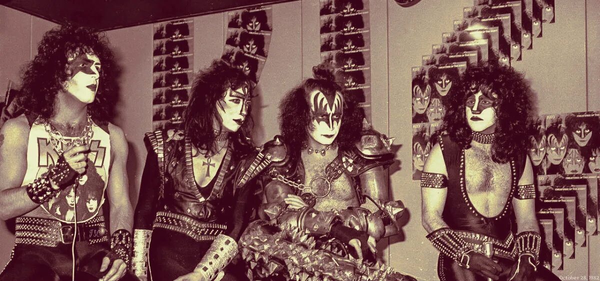 Kiss the night. Пол Стэнли 1982. Kiss 1982. Kiss creatures of the Night 1982. Gene Simmons 1982.
