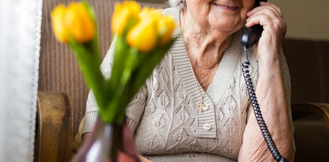 60 летней бабушкой. 60 летней бабушкой. Пожилая женщина в платье. 60 летней бабушкой. Старая женщина.