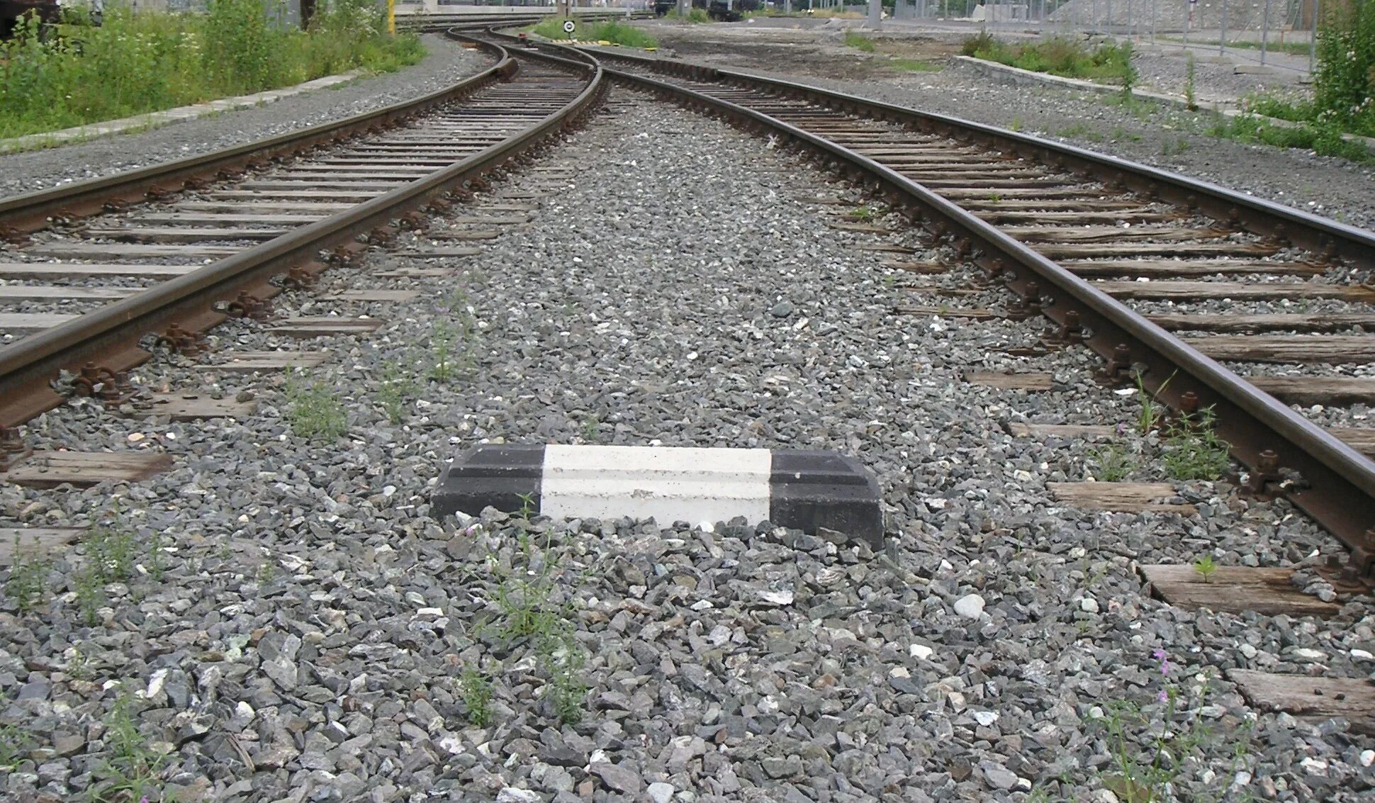 Пикетные столбы на железной дороге. Предельный столбик жд. Столбики на жд путях. Столбики на жд путях. Предельный столбик на жд путях.