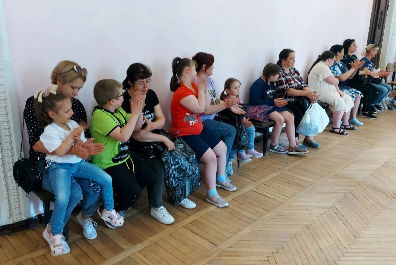 Посетили детей инвалидов. Дети инвалиды. реабилитационный центр для инвалидов. социально-реабилитационный центр. реабилитация детей инвалидов.