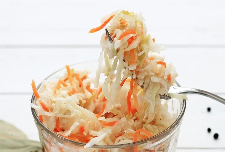 Капуста быстрого приготовления за час. Квашеная капуста с медом. капуста салатная быстрого приготовления для закуски. капуста квашеная на вилке. капуста маринованная с медом быстрого приготовления.