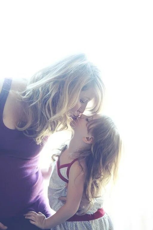 Daughters friend lesbian. Мама целует дочь. Мама и дочка лесбиянство. Мама с дочкой лесбиянят. Daughters friend lesbian.