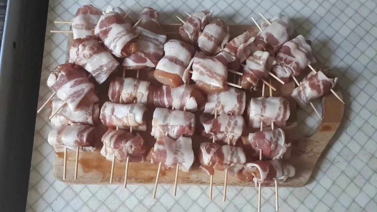Курица на шпажках с беконом. Куриный шашлык в беконе в духовке. шашлык с беконом. курица в беконе на шпажках в духовке. куриное филе с беконом на шпажках.