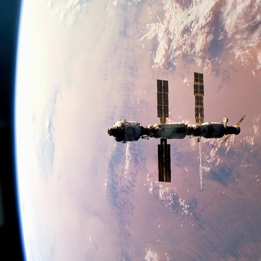 Международная космическая станция находящаяся на околоземной орбите. Международная Космическая станция МКС. МКС 2000. Международная Космическая станция МКС фото. Международная Космическая станция 1998.