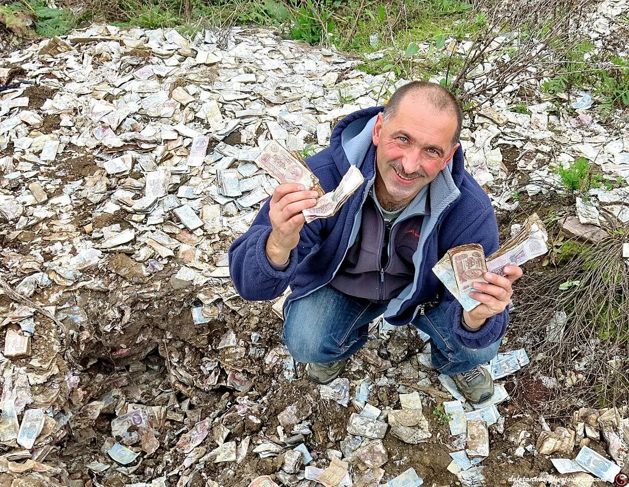 Болото денег. Свалка советских денег. Советские деньги в лесу. Шахта с советскими деньгами. Советские деньги в ракетной шахте.