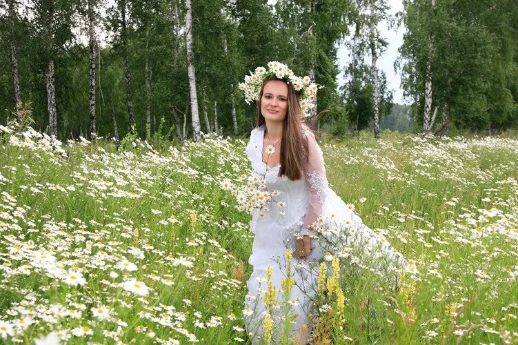 Фотосессия в ромашках. Девушка в венке из ромашек. Фотосессия в лугах. Под венком Лесной ромашки.