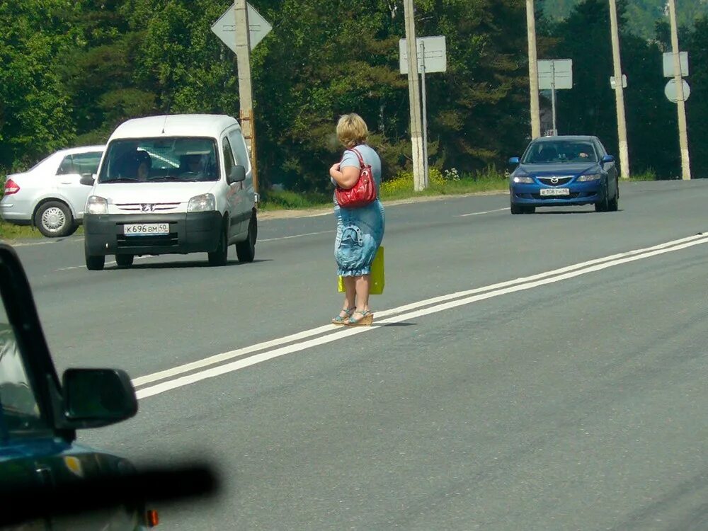 Пешеход в неположенном месте. Пешеход переходит дорогу в неположенном месте. Нарушение правил дорожного движения пешеходом. Пешеход на проезжей части.