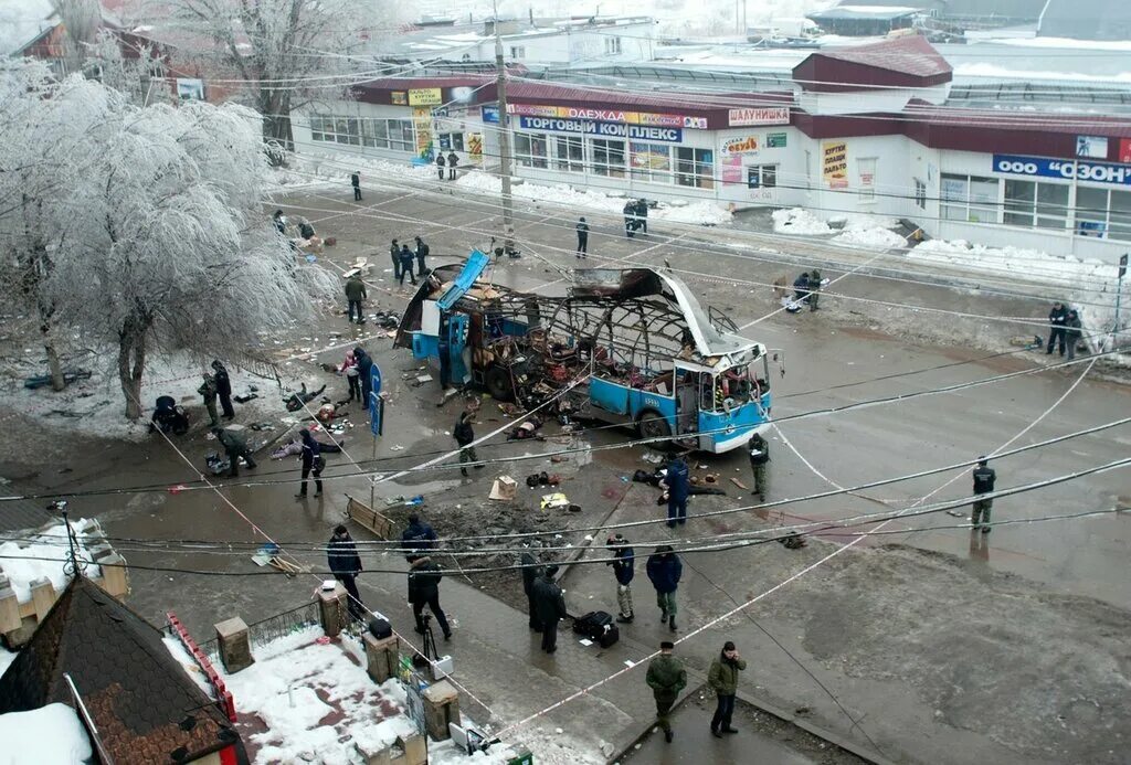 Теракты в россии по количеству жертв. Теракт в Волгограде вокзал и троллейбус. Теракт в Волгограде 2013 троллейбус.