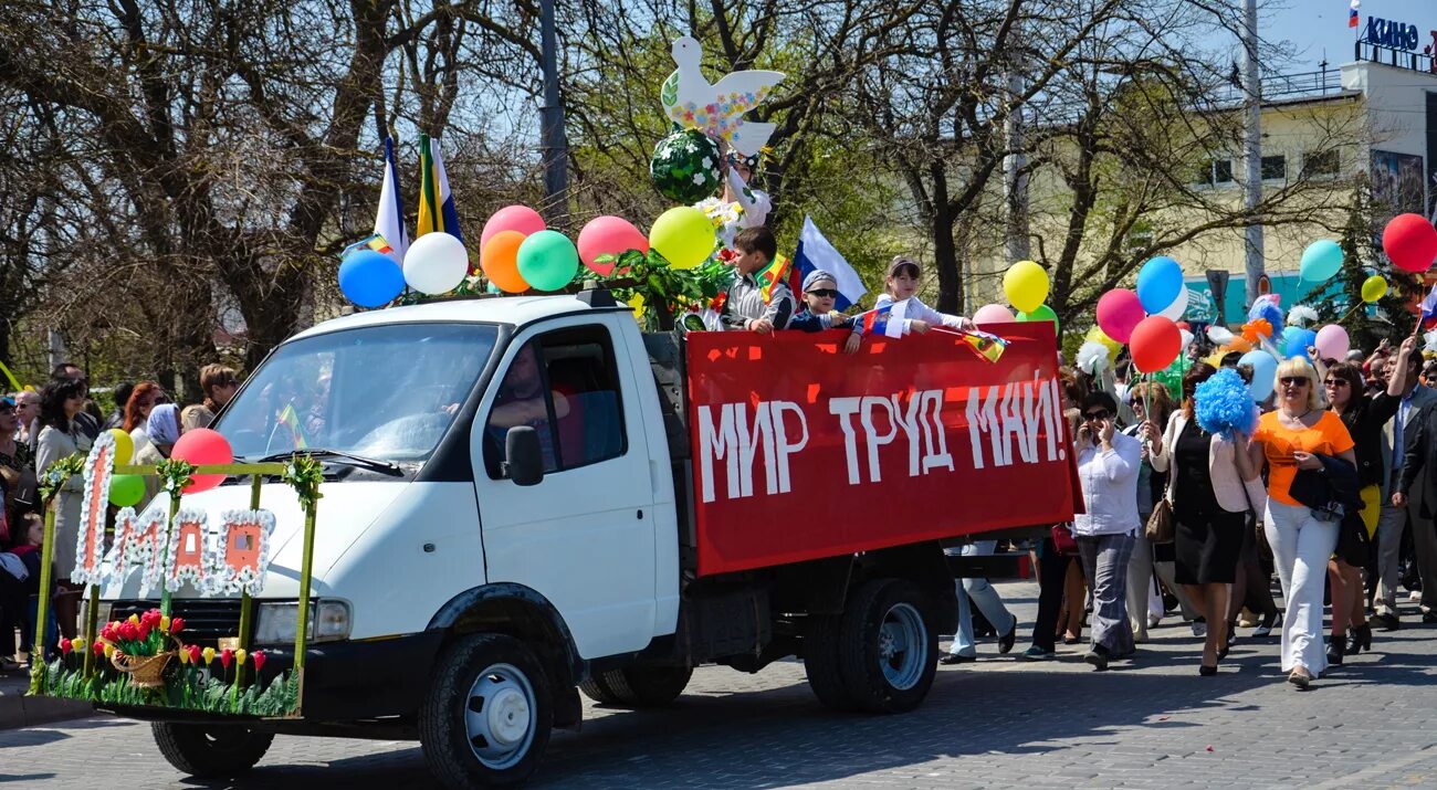 1 мая крым. Украсить машину на 1 мая. Автомобили на демонстрации 1 мая. Парад 1 мая машины. 1 Мая праздник и автомобиль.