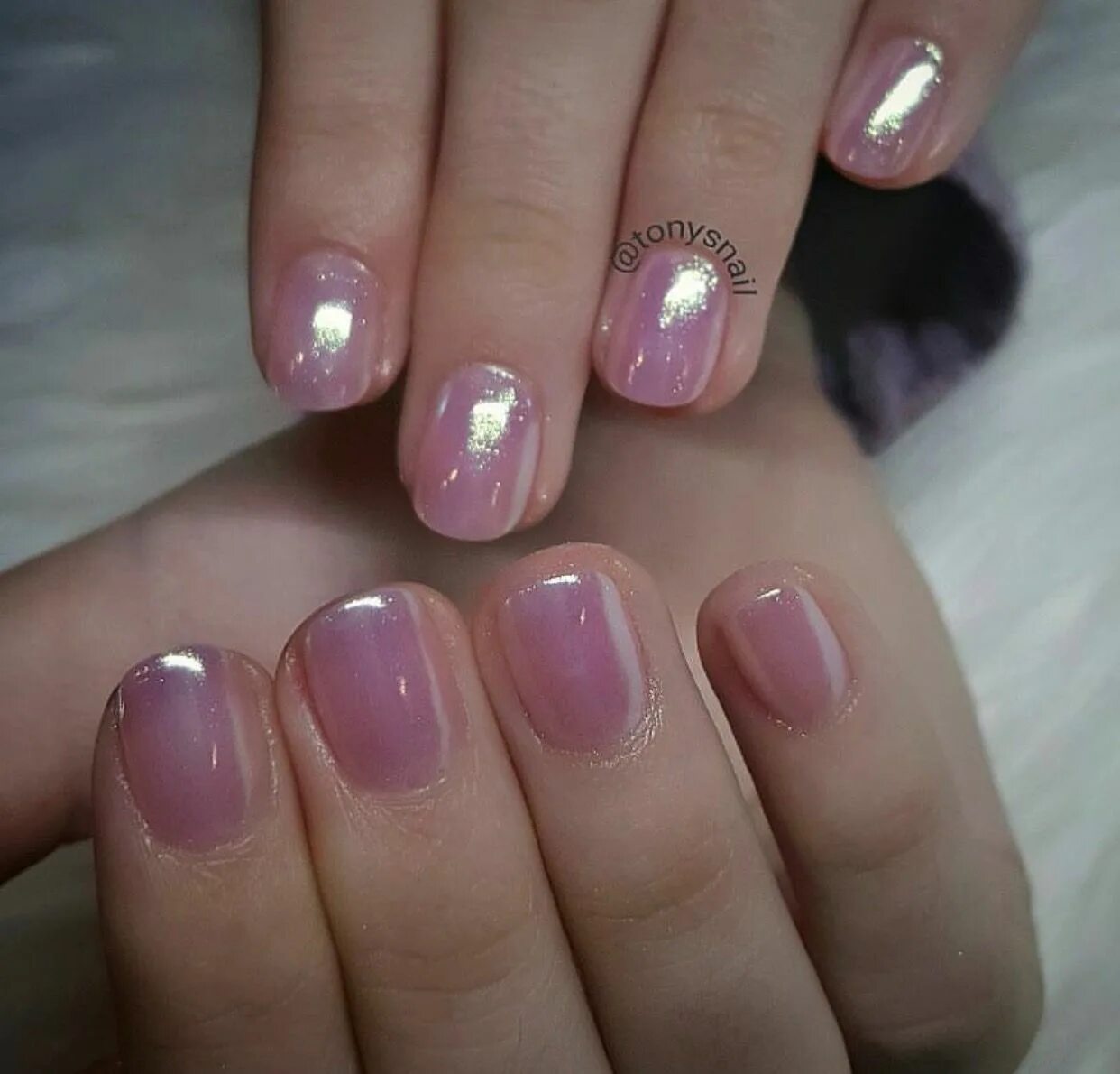 Дизай на круглых ногтэ. Дизайн ногтей для бабушки. Ногти 65 лет. Маникюр в розовых тонах с фольгой. Женственный маникюр.