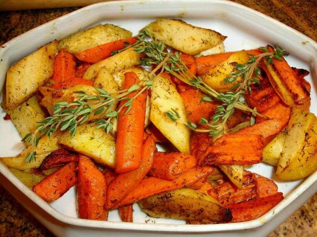 Картошка с мясом. Картошка с морковкой и луком в духовке. Блюда из картошки морковки. Картофель тушеный с морковью и луком. Блюда из картошки морковки.