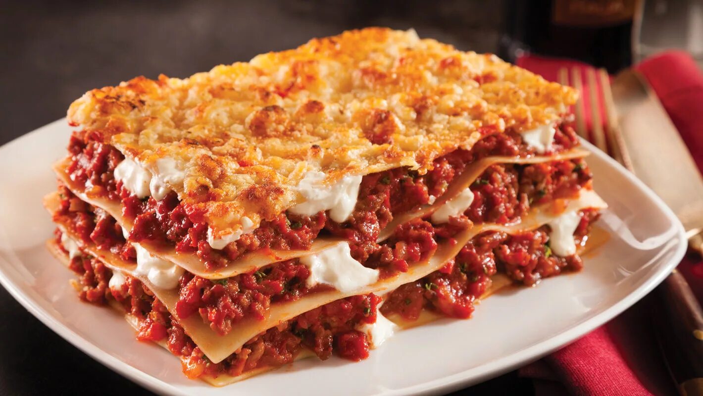 Как называется лазанье. Лазанья болоньезе. Мясная лазанья шоколадница. Лазанья италия. Итальянская лазанья.