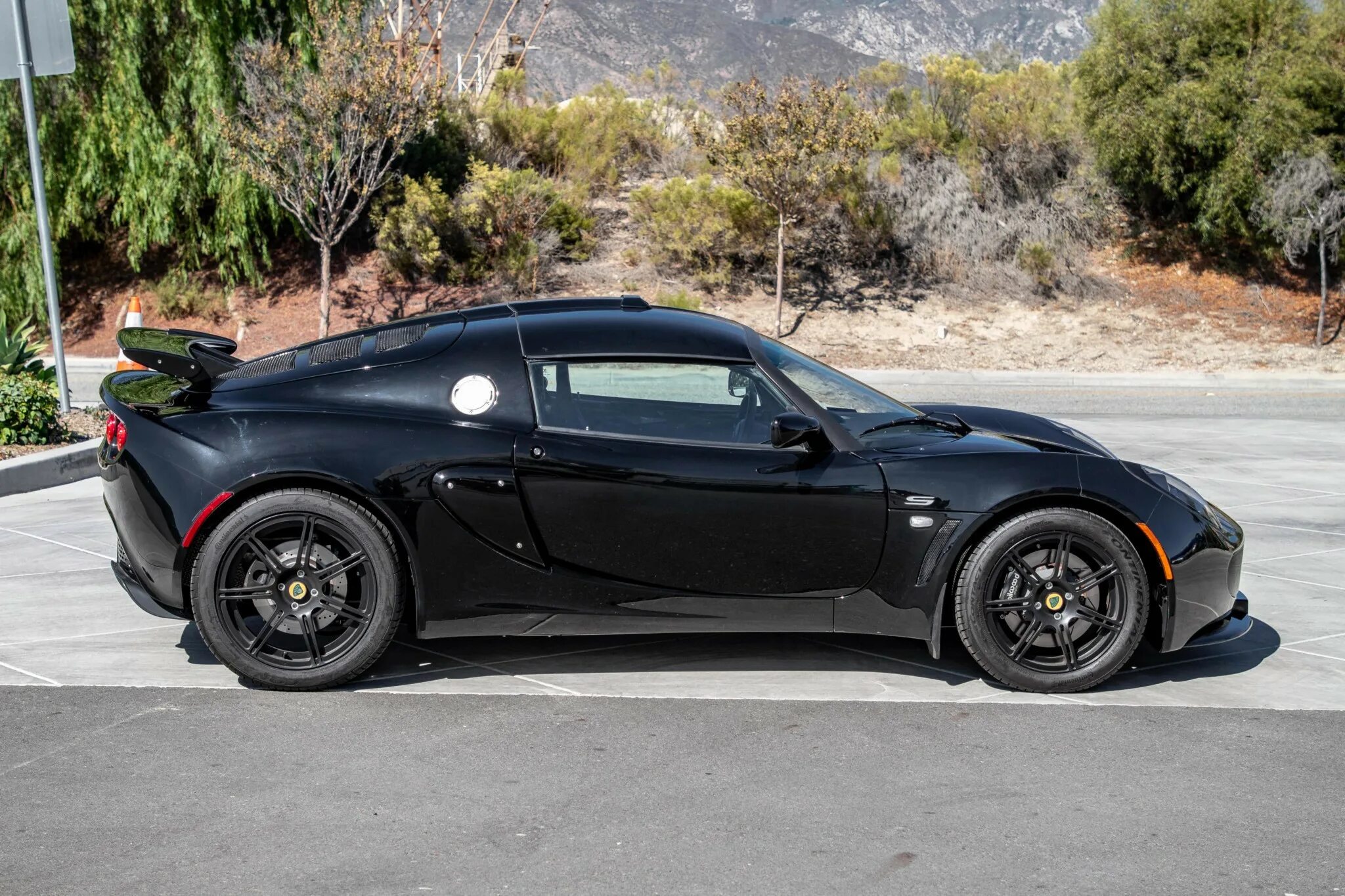 Lotus elise 1996. Lotus exige 1 поколения. Lotus s1. Lotus exige s чёрный фото. Лотос с машина 96 года.