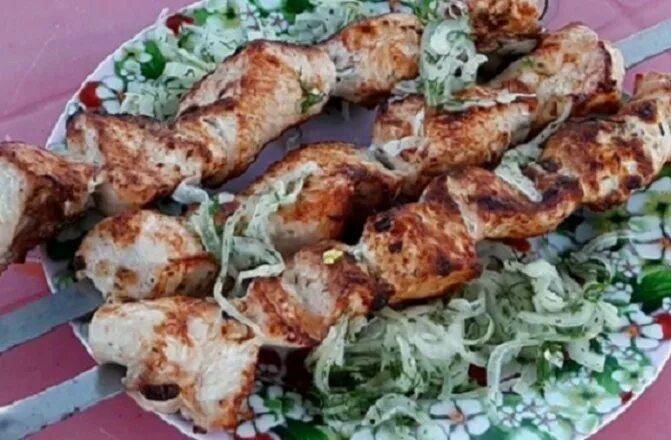 Нужен шашлыки уксус. Куриный шашлык с луком. куриный шашлык в уксусе. шашлык из курицы с луком и уксусом. куриный шашлык с луком и уксусом.