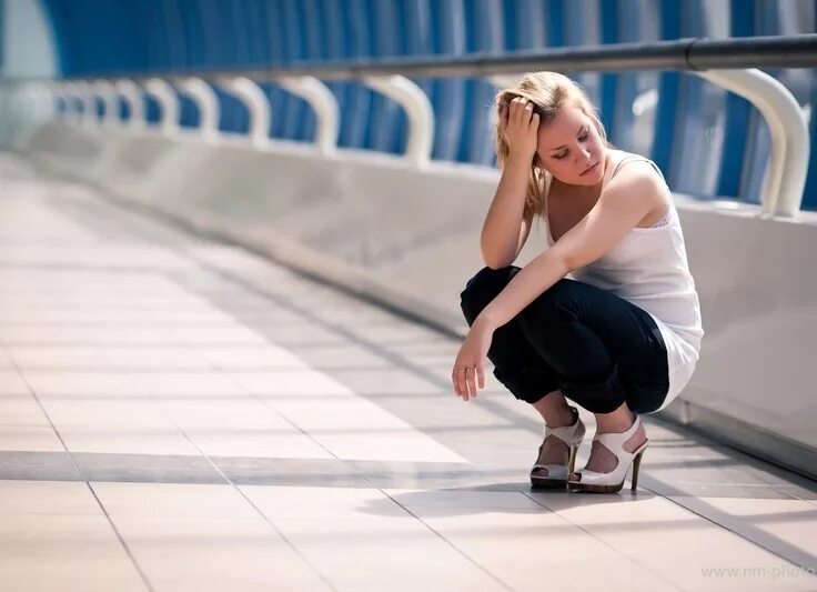 неприличное предложение. фотосессия на улице. хорошая девушка. девушка согласилась. девушка показывает нет руками.